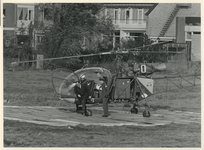 XXXIII-1387 Op een terrein bij Woudestein arriveert prins Bernhard per helikopter om het sein te geven tot de bouw van ...