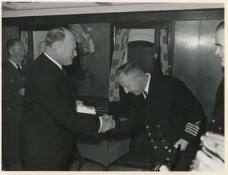 XXXIII-1401-2 Kapitein Th. Hammer van het Noorse vrachtschip Tarifa ontvangt een zilveren schild van de voorzitter van ...
