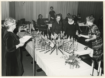 XXXIII-1405-01 Kaarsenceremonie tijdens de viering van International Night van de Nederlandse Bond van Vrouwen, die ...