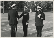 XXXIII-1434-01-2 Op het plein van de Marinierskazerne aan het Toepad neemt Generaal-Majoor J.G.M. Nass (links) afscheid ...