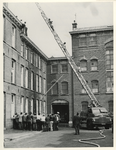 XXXIII-1437 Ontsnapte gevangenen op het dak van het Huis van Bewaring aan de Bergstraat. De brandweer brengt een ...