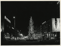 XXXIII-1475-02 De elfhonderd lichtjes van de Noorse kerstboom op het Stadhuisplein zijn zojuist ontstoken.
