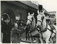 XXXIII-1484-01-1 Tijdens het afscheidstournee van burgemeester G.E. van Walsum en echtgenote mevrouw J.M. van ...