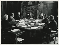XXXIII-1500-04-02 Burgemeester W. Thomassen leidt de eerste vergadering van Burgemeester en Wethouders. (Van links naar ...