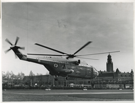 XXXIII-1504-04 De Franse helikopter Super Frelon landt op luchthaven Heliport. In het kader van een proefvlucht voor de ...