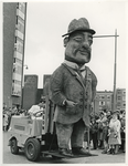 XXXIII-1505-04-1 Een grote carnavaleske bevrijdingsoptocht. Een pop voorstellende de doorsnee Rotterdammer tijdens ...