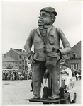 XXXIII-1505-04-3 Een grote carnavaleske bevrijdingsoptocht. Een pop voorstellende een havenarbeider tijdens bevrijdingsdag.