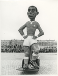 XXXIII-1505-04-4 Een grote carnavaleske bevrijdingsoptocht. Een pop voorstellende de voetballer Coen Moulijn tijdens ...