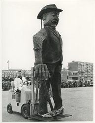 XXXIII-1505-04-5 Een grote carnavaleske bevrijdingsoptocht. Een pop voorstellende een puinruimer tijdens bevrijdingsdag.