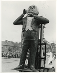 XXXIII-1505-04-6 Een grote carnavaleske bevrijdingsoptocht. Een pop voorstellende de dirigent Eduard Flipse tijdens ...