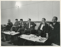 XXXIII-1518-03-00-01 Bijeenkomst van de commissie bodem, water en lucht. (Van links naar rechts) ingenieur M.W. den ...