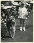 XXXIII-1523 Hondenshow voor kinderen, in het openluchttheater Dijkzigt Monique Gelderman (4de prijs, 1e groep) met haar ...