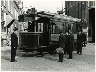 XXXIII-1526 Proefrit van een 60 jaar oude tramwagen van de Rotterdamse Elektrische Tram (RET), die van het Centraal ...