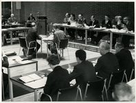 XXXIII-1534-06-1 Vergadering van leden van het Openbaar Lichaam Rijnmond gehouden in de Doelen. Achter de bestuurstafel ...