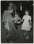 XXXIII-1548-03-1 Aanbieding van bloemen aan koningin Juliana tijdens haar aanwezigheid bij de opening van het nieuwe ...