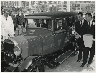 XXXIII-1548-2 Burgemeester W. Thomassen rijdt een oude Ford auto type A uit het jaar: 1928, en is eerste klant van de ...