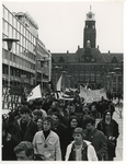 XXXIII-1688 De start op het Stadhuisplein van een driedaagse protestmars naar Amsterdam van ongeveer 500 jongeren, als ...