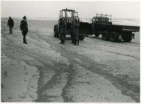 XXXIII-1702 Opruiming van aangespoelde olie op het strand van Hoek van Holland.
