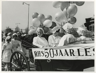 XXXIII-1705 Ter gelegenheid van het 50 jaar bestaan van de Rotterdamse Huishoudschool in de Graaf Florisstraat is er ...