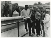 XXXIII-1743 De traditionele Jeugddag in de Diergaarde Blijdorp. Groepje deelnemers bij de olifanten, tijdens een ...