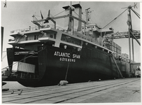 XXXIII-1767 Het eerste containerschip van de Atlantic Container Line, de Atlantic Span in de Prinses Margriethaven, ...