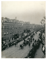 XXXIII-186 De stoet van koningin Wilhelmina en koningin Emma door de Zomerhofstraat tijdens hun bezoek aan Rotterdam.
