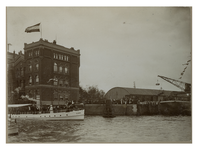 XXXIII-194-1 Tijdens een bezoek aan Rotterdam maakten koningin Wilhelmina en koningin Emma een boottocht met het schip ...