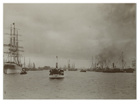 XXXIII-194-2 Tijdens een bezoek aan Rotterdam maakten koningin Wilhelmina en koningin Emma een boottocht met het schip ...