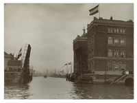 XXXIII-194 Tijdens een bezoek aan Rotterdam maakten koningin Wilhelmina en koningin Emma een boottocht met het schip de ...