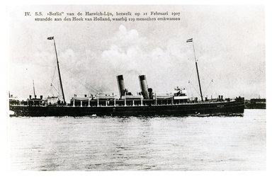 XXXIII-242-01-a Afbeelding van het schip SS Berlin. Het schip liep op 21 februari 1907 vast op de pier bij Hoek van ...