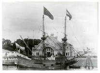 XXXIII-252-01 Het schip De Halve Maen in de Veerhaven tijdens de Hudson-Fulton feesten, ter ere van Henry Hudson die in ...