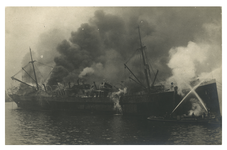 XXXIII-256 De brandweer probeert de grote brand te blussen op het stoomschip de Ms Sommelsdijk in de Maashaven.