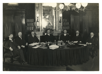 XXXIII-257-00-01 Een bijeenkomst van de burgermeester en wethouders van Rotterdam, met (van links naar rechts) A.H.J. ...