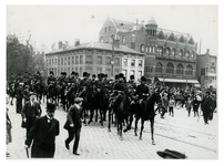 XXXIII-262-03 Het dertigste regiment Huzaren op het Hofplein tijdens de slepersstaking.