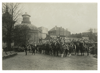 XXXIII-268-b Een optocht van soldaten te paard bij de Diergaarde tijdens de viering van het Eeuwfeest van het herstel ...