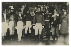 XXXIII-271-01-8-2 Officieren poseren in uniform tijdens de viering van het Eeuwfeest van het herstel van de Nederlandse ...