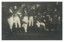 XXXIII-271-1-2 Officieren in historische uniformen poseren tijdens de viering van het Eeuwfeest van het herstel van de ...