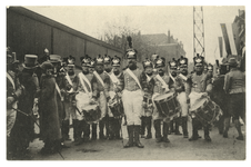 XXXIII-271-1 Soldaten in uniform met trommels tijdens de viering van het Eeuwfeest van het herstel van de Nederlandse ...