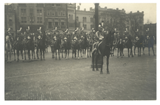 XXXIII-271-4-1 Officieren te paard poseren in historisch uniform tijdens de viering van het Eeuwfeest van het herstel ...