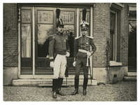XXXIII-273-6 Officieren poseren in uniform tijdens de viering van het Eeuwfeest van het herstel van de Nederlandse ...