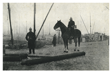 XXXIII-279-1 Politie te paard op de Maaskade bij de zuurstoffles die een ontploffing heeft veroorzaakt.