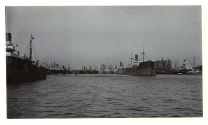 XXXIII-285 Duitse schepen in de wacht in de Maashaven vanwege het uitbreken van de Eerste Wereldoorlog. De grijze ...