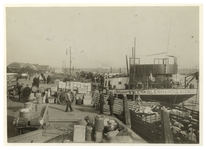 XXXIII-287-I Een binnenvaartschip met Belgische oorlogsvluchtelingen arriveert aan de Oosterkade.