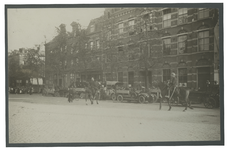 XXXIII-287 Belgische oorlogsvluchtelingen voor het gebouw van de Sint Joseph's Gezellen aan het Stationsplein.