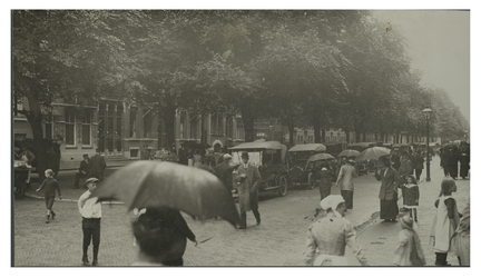 XXXIII-292-b De mobilisatie van automobielen op de Avenue Concordia in afwachting van de Eerste Wereldoorlog.