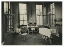 XXXIII-294-3 De operatiezaal in de Rode Kruiskliniek aan Raampoortstraat 45, opgericht voor de vrijwilligers van de ...