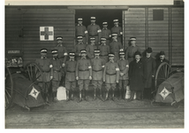 XXXIII-295-1 Het transport van een groep frontverpleegkundigen van het Rode Kruis in verband met de mobilisatie in ...