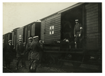 XXXIII-295-2 Het transport van een groep frontverpleegkundigen van het Rode Kruis in verband met de mobilisatie in ...