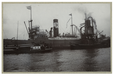 XXXIII-298 De schepen met hulpgoederen voor de Commission Belgium Relief tijdens de Eerste Wereldoorlog aangemeerd in ...