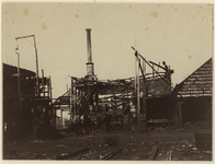XXXIII-307-03-2 De ravage van de stoommeelfabriek de Maas aan de Maashaven na een brand.